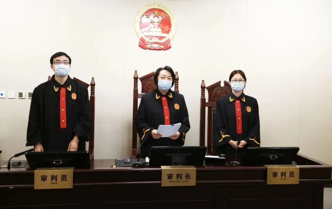 勞務承包人以偽造農民工工資、虛報賬目方式向建筑公司騙取工程款的，法院認定構成合同詐騙罪